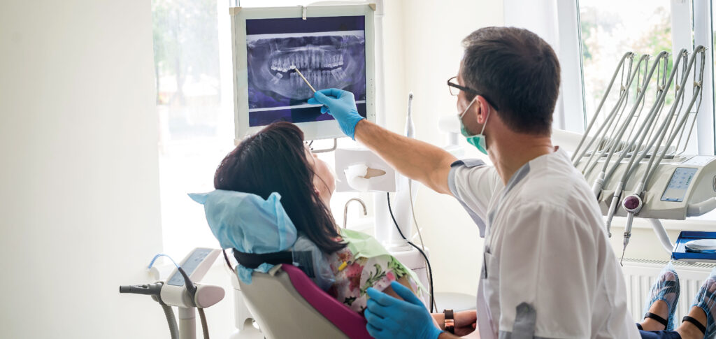 Se recomienda visitar al dentista por lo menos 1 vez al año o cada 6 meses para una limpieza dental. 