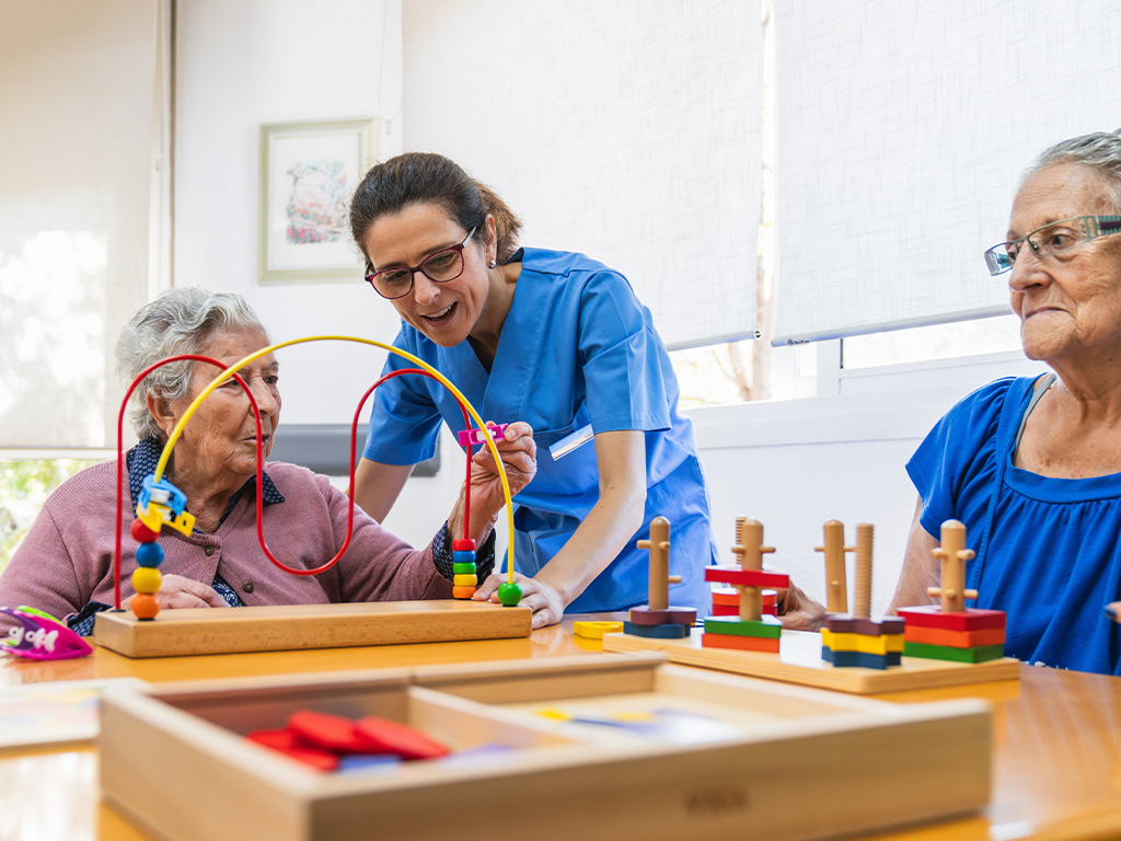Para entender cómo cuidar a una persona con Alzheimer, se requiere una visión y entrenamiento integral 